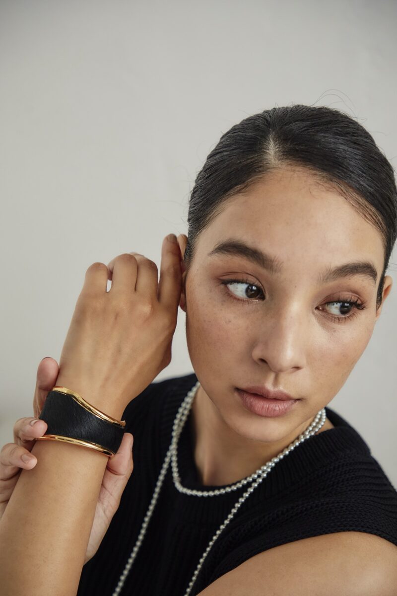手元にプラスするだけでスタイルが完成する「ブラックレザーバングル 