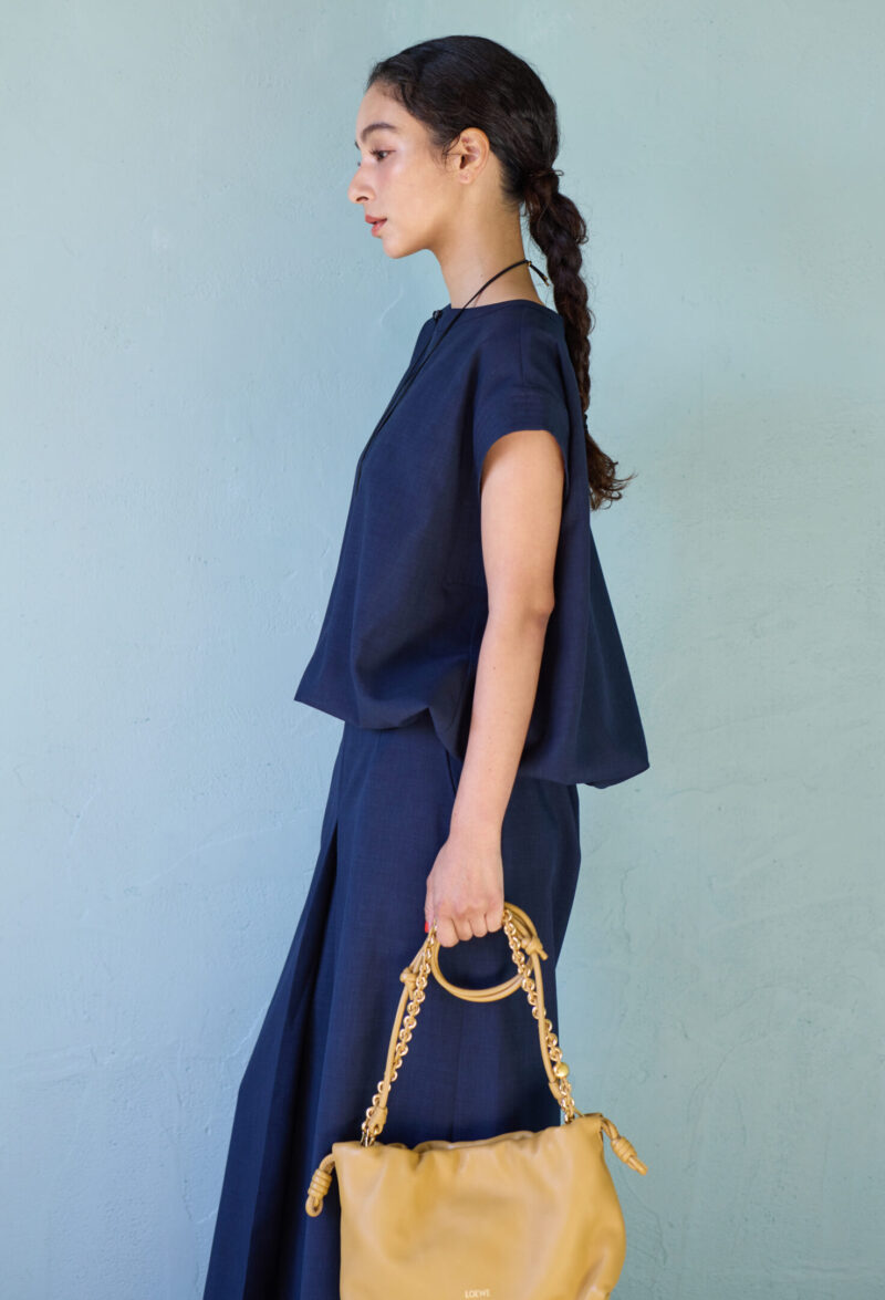 着ていることを忘れそうなくらい軽い生地で作ったバルーンブラウス