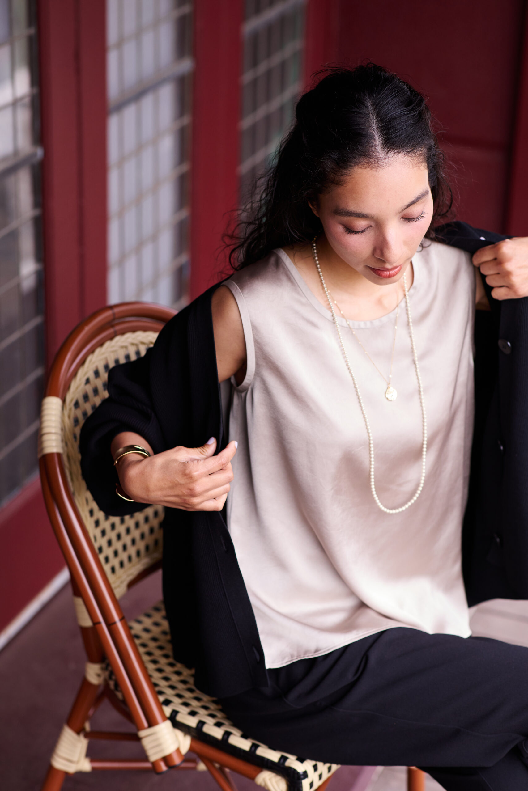 １枚足すだけでいつもの服が垢抜ける、上質なブラウス