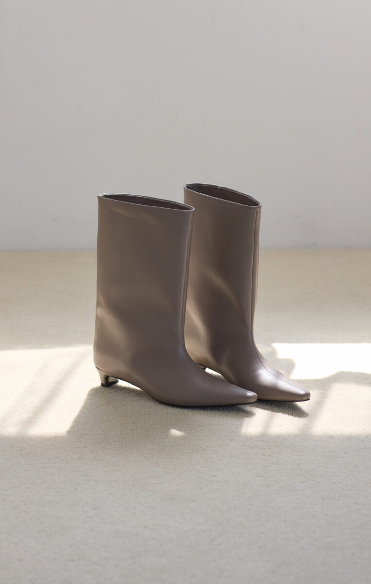 12/21まで限定価格☆新品☆ミドル丈ブーツ オアーノ カナコ ロングブーツ 履くだけですべてをかっこよく変えてくれるブーツ | owauno