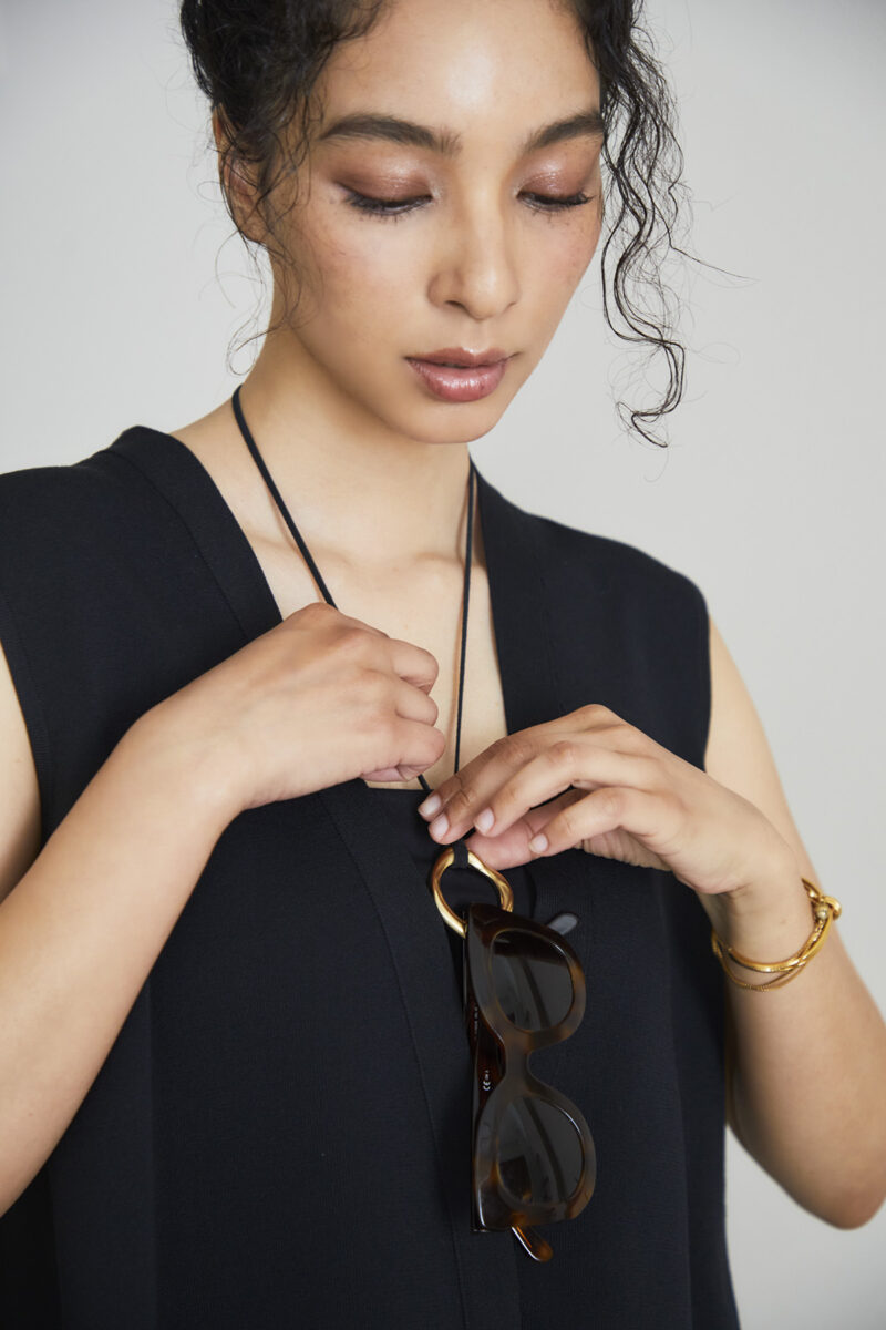 グラスホルダーになる2WAY仕様のネックレス | owauno