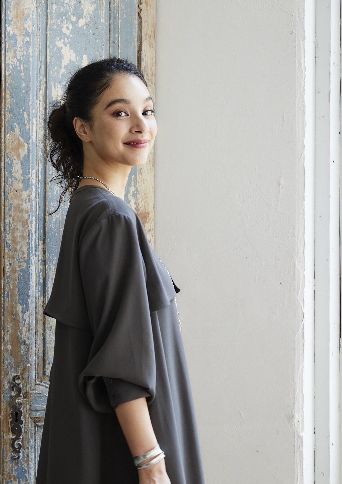 オアーノ　グレー 長袖ワンピース 生地の重なりと立体感が私たちをぐんとキレイに見せてくれるワンピース