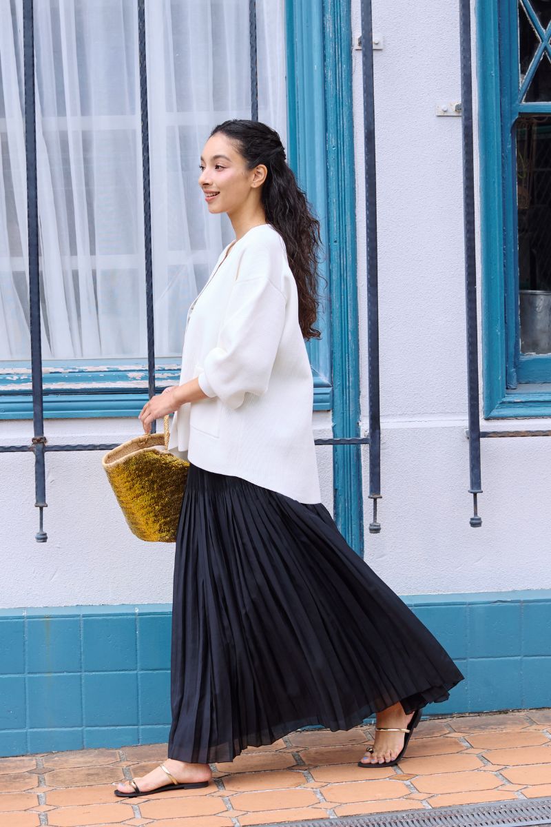 まるで素敵なブラウスを着ているかのようなカーディガン